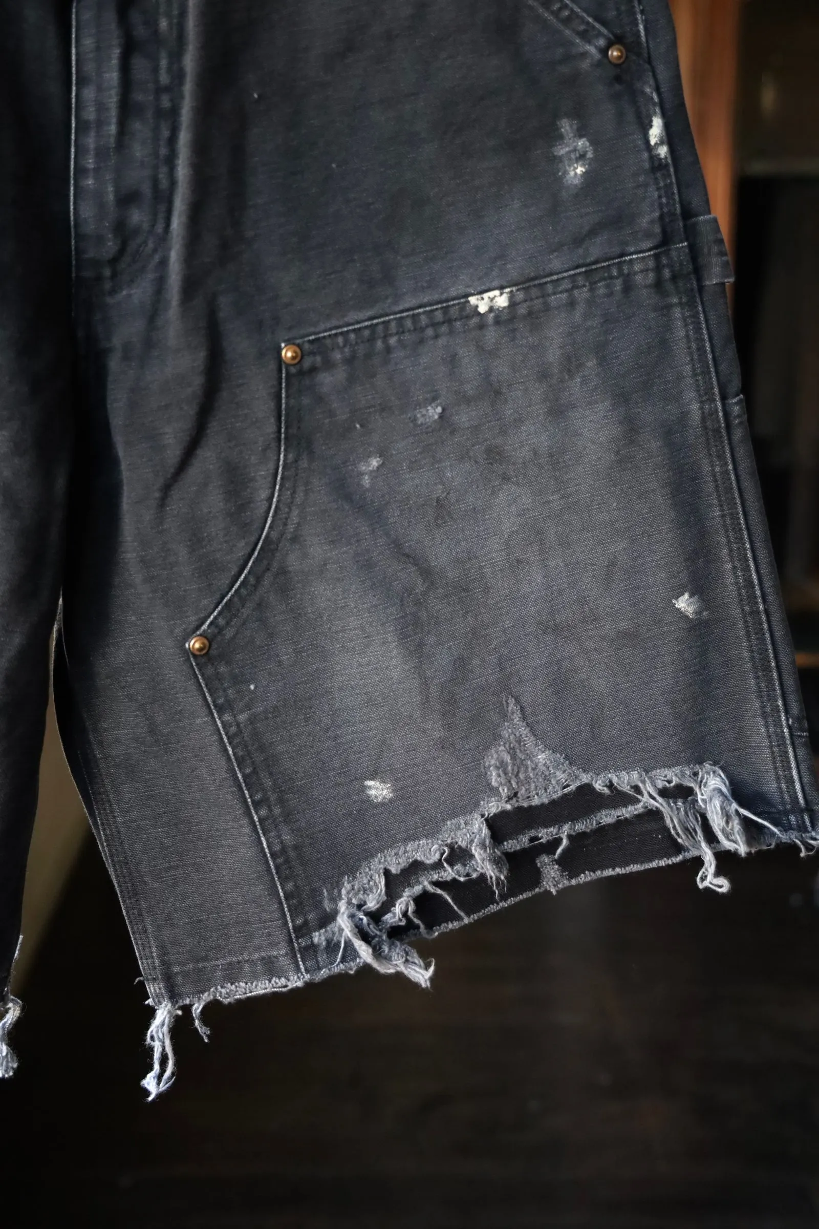 SAINT Mxxxxxx DOUBLE KNEE SHORTS/BLK Knee patches splashed with ink, washed and damaged denim shorts. Washed black S-XL. Custom woven and dyed denim denim with clear texture. Rewashed and faded to create local mottled fading/hole effects. Artificial distressing to simulate natural traces of wear. Original consistent damage treatment. Hand splashed ink and paint. Original consistent wash mark/pocket mark. Double knee patch. Rivet reinforcement. Improve functionality and enhance design.
